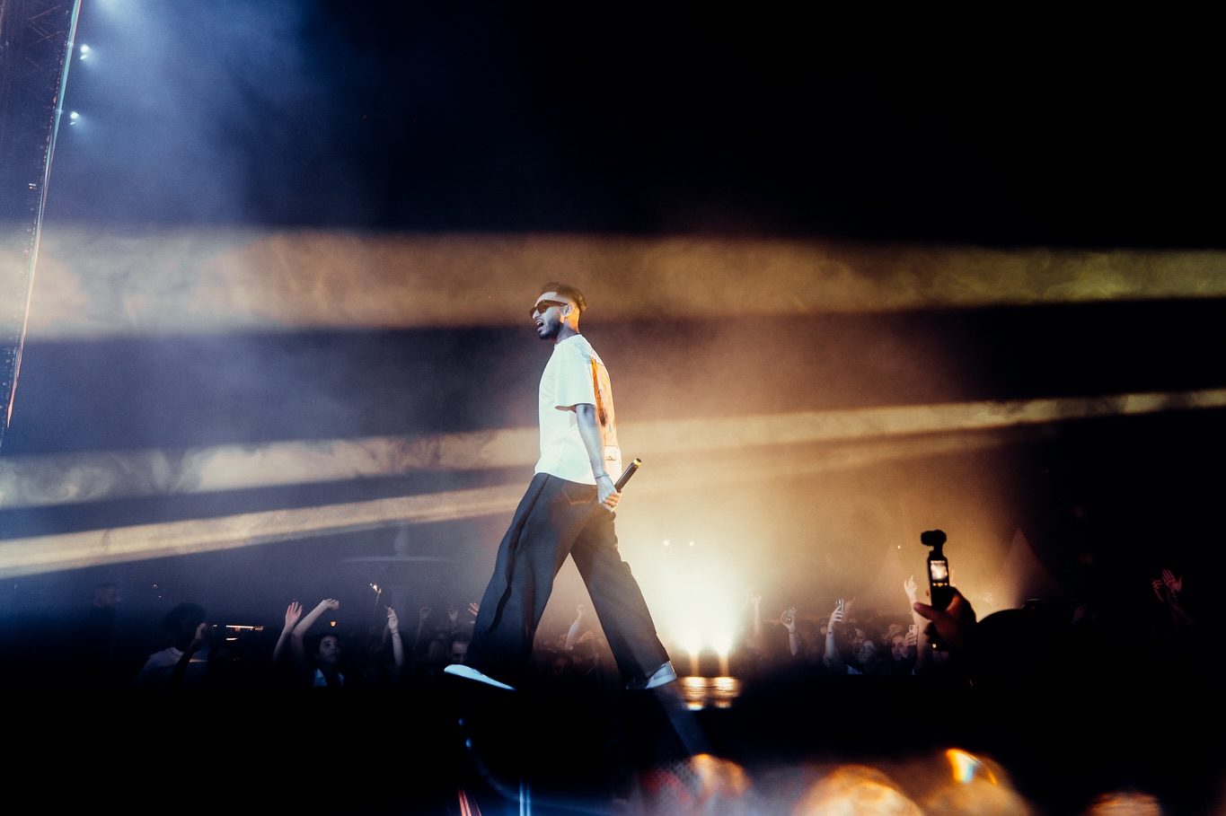 Performer sous un spotlight doré