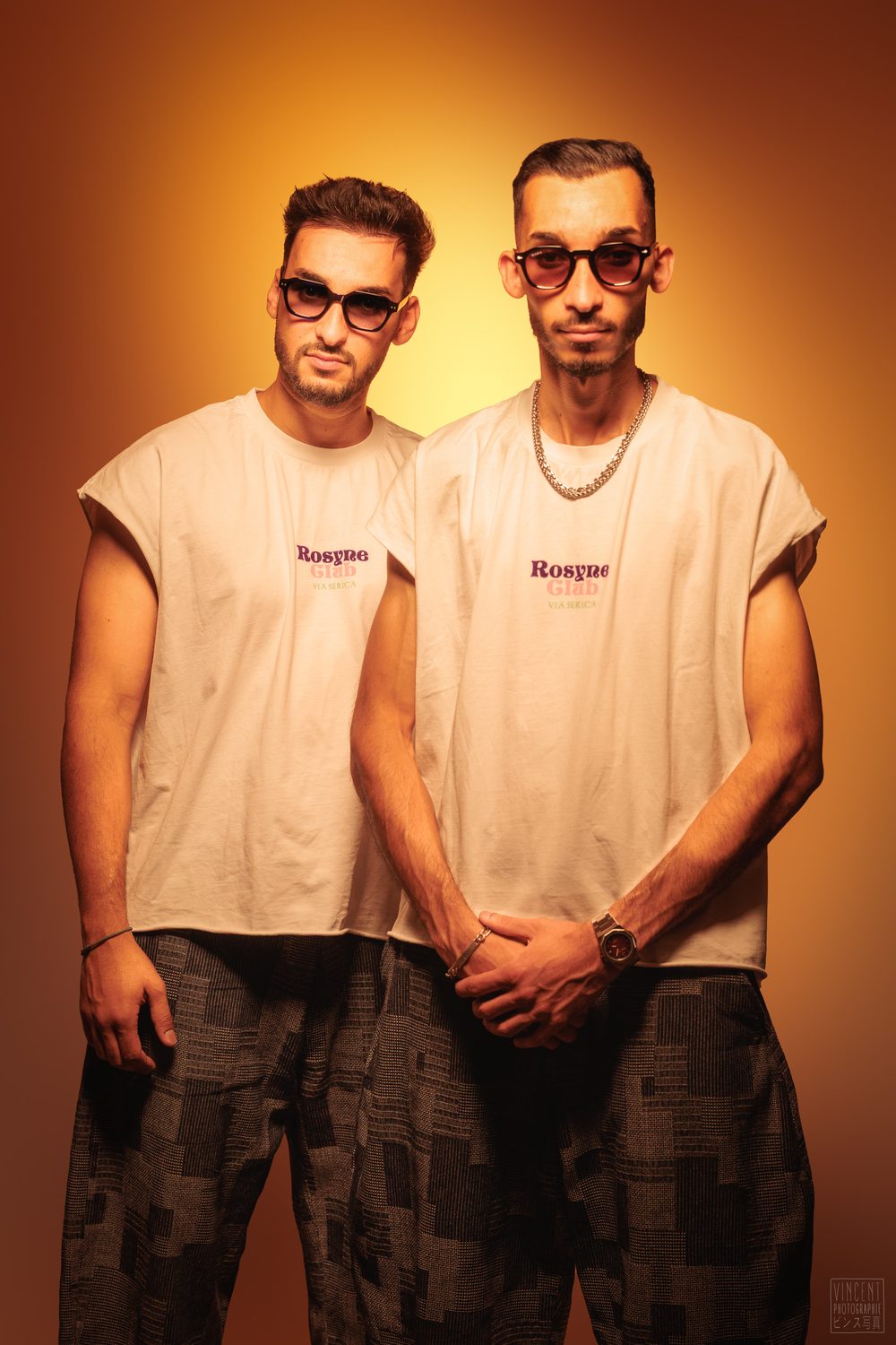 Les deux frères en studio, tenues claires